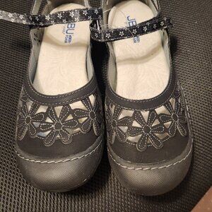 JBU Wildflower in Black Adjustable Wildflower Round Toe Slide Sandal